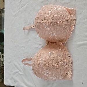 Marilyn Monroe  bras sz 38DD color peach lace in good condition